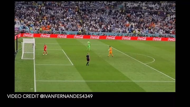 Andries Noppert le entrega la pelota directamente a Luuk de Jong, evitando inconvenientes