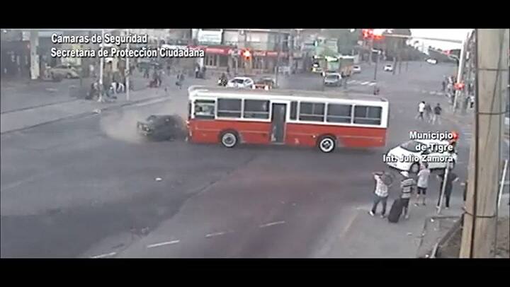 El Tigre: choque frontal entre un auto, conducido por un hombre alcoholizado, y un micro