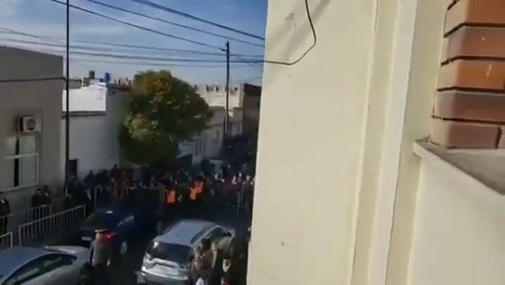 Mujer detenida en Azul por insultar a Mauricio Macri - Fuente: Youtube