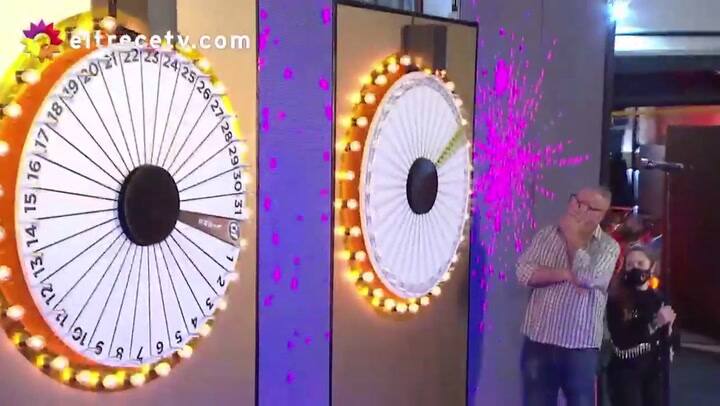 Guido Kaczka saluda al taxista que se ganó un 0 kilómetro - Fuente: eltrece