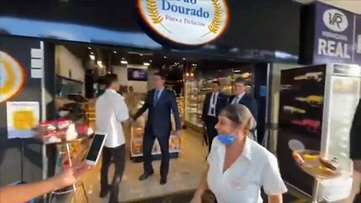 Bolsonaro va a la panadería - Fuente: YouTube