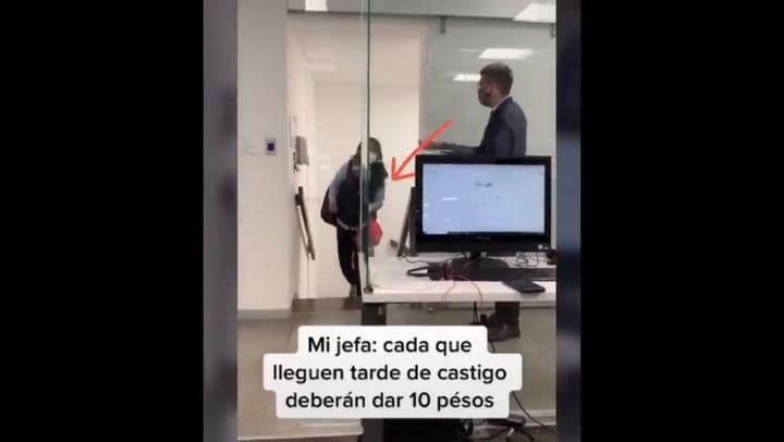 Un empleado decidió grabar a su jefa mientras llegaba tarde a la oficina y pagaba una multa
