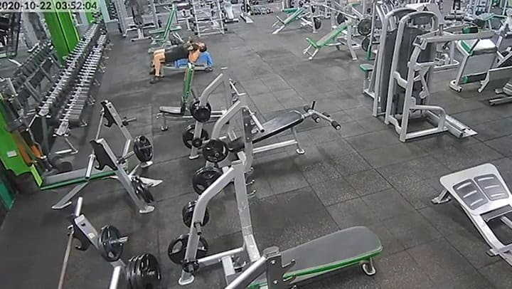 golpea por error a compañero