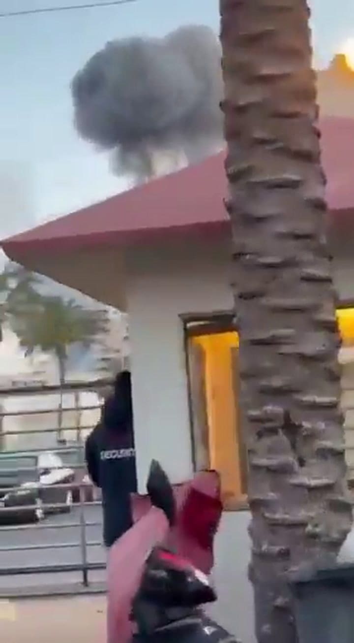 El momento en que un misil explota sobre un edificio en la ciudad de Tyre en Líbano