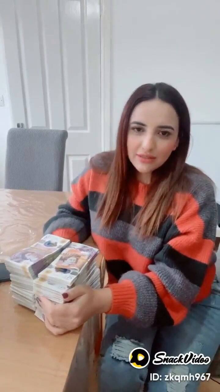 La influencer mostró una gran suma de dinero