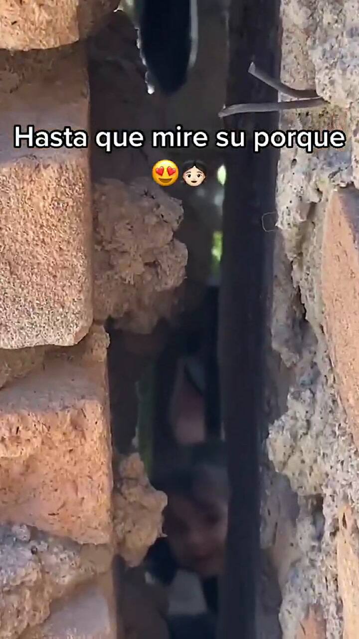 Vio a su hijo solo hablarle a una pared, descubrió el motivo y conmovió a todos