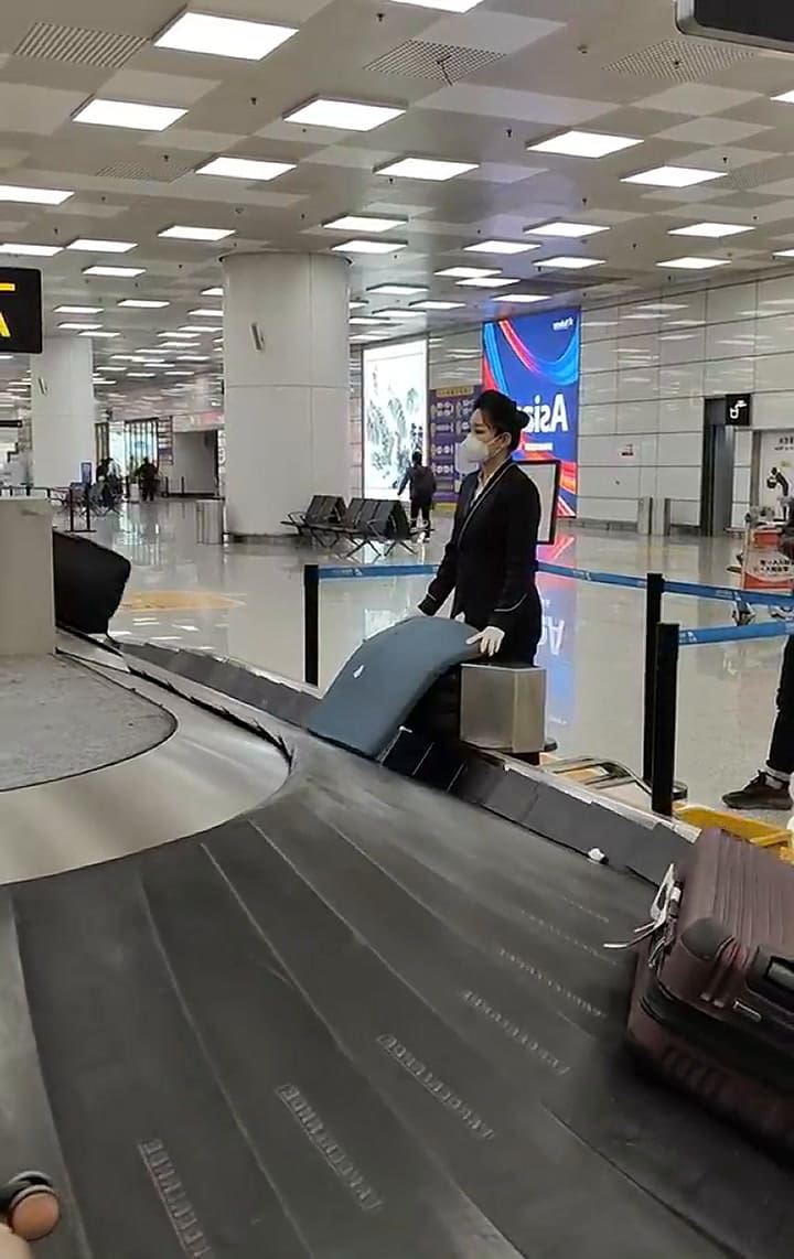 Una tiktoker grabó cómo cuidaban las valijas en un aeropuerto asiático