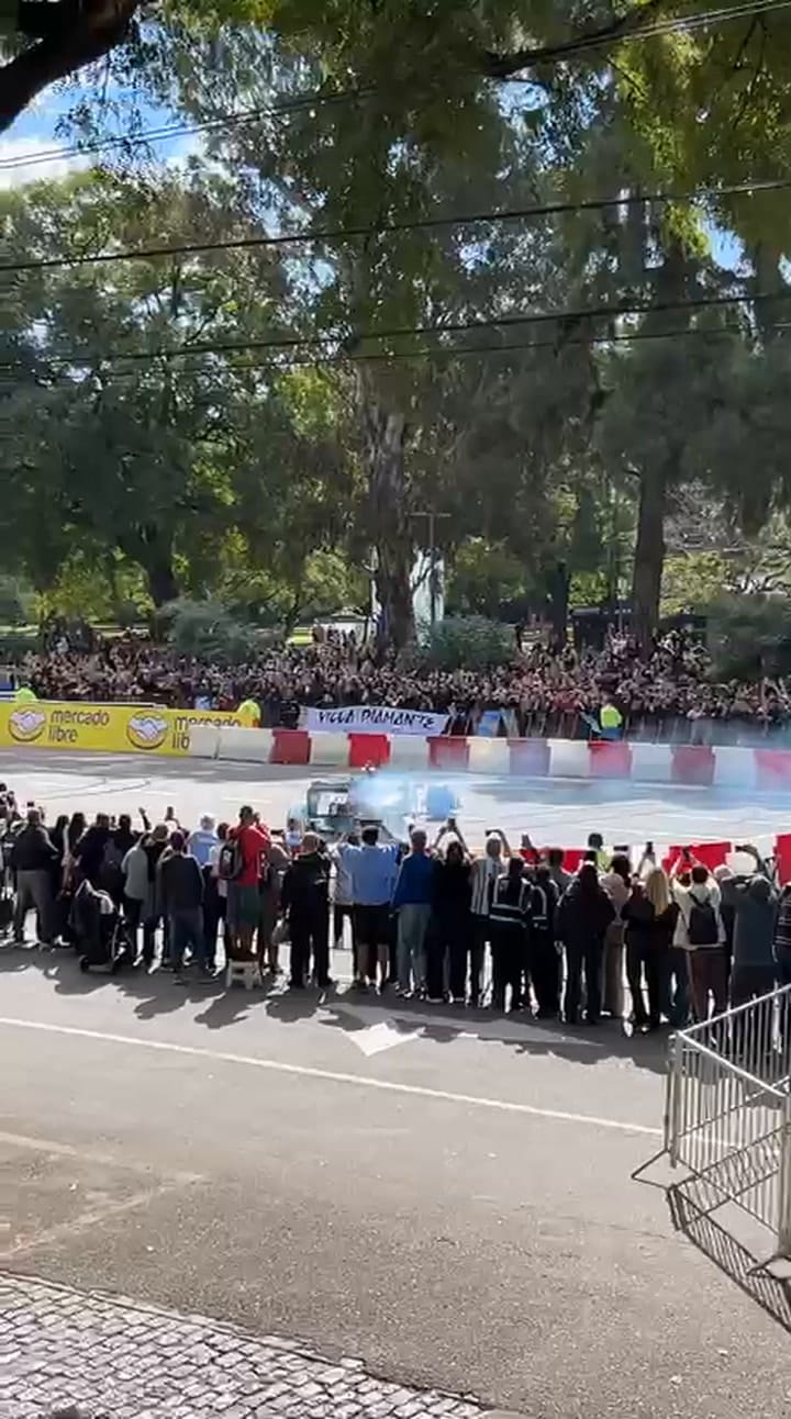 Vecinos de avenida del Libertador disfrutan las pasadas de Colapinto