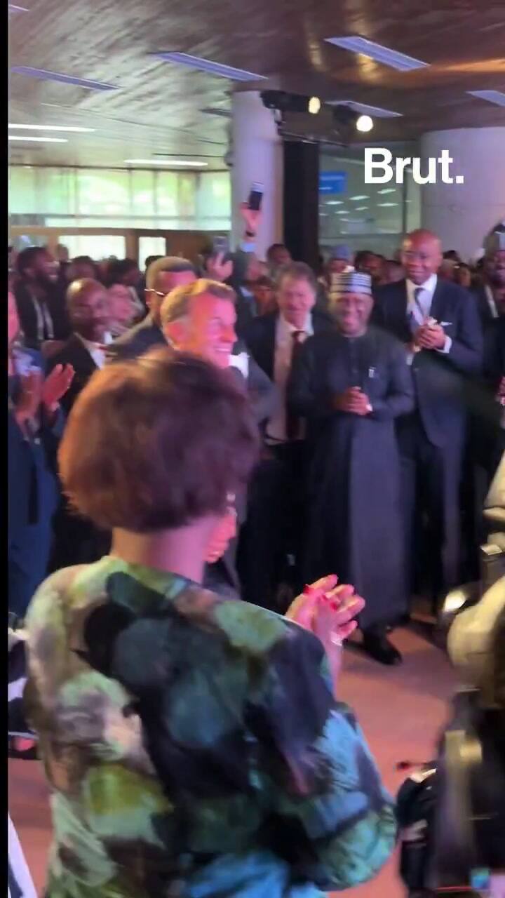 Macron bailó en su llegada a Kenia