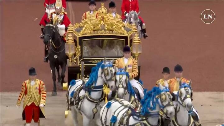 Comenzó la Procesión del rey en un carruaje