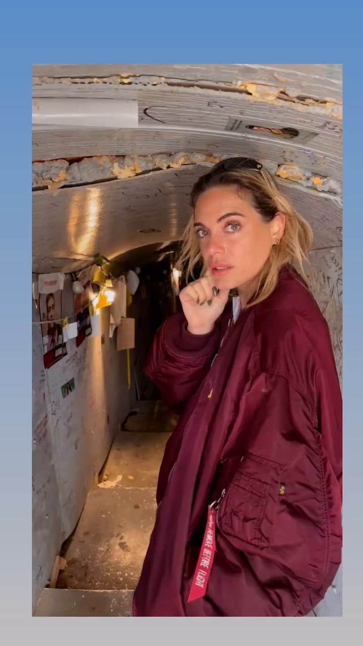 Emilia Attias recorre la réplica de un túnel