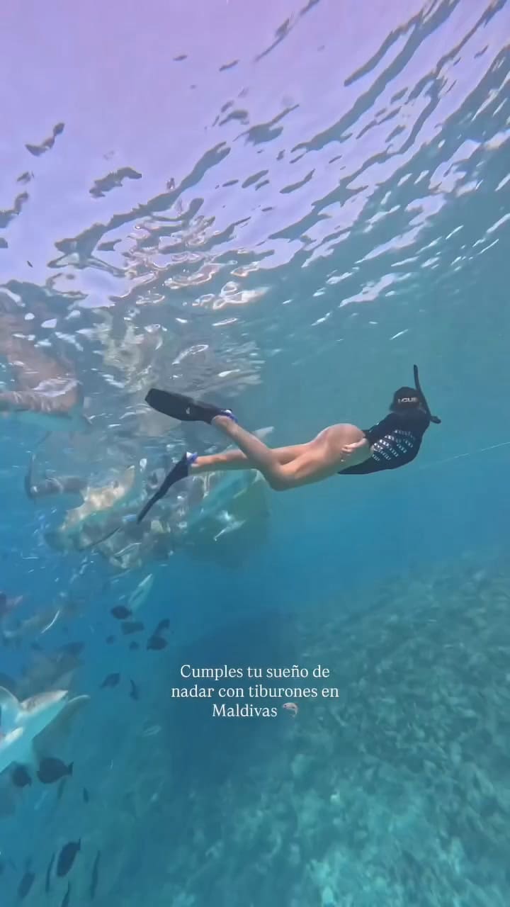 Charlotte Caniggia nadando con tiburones en Maldivas