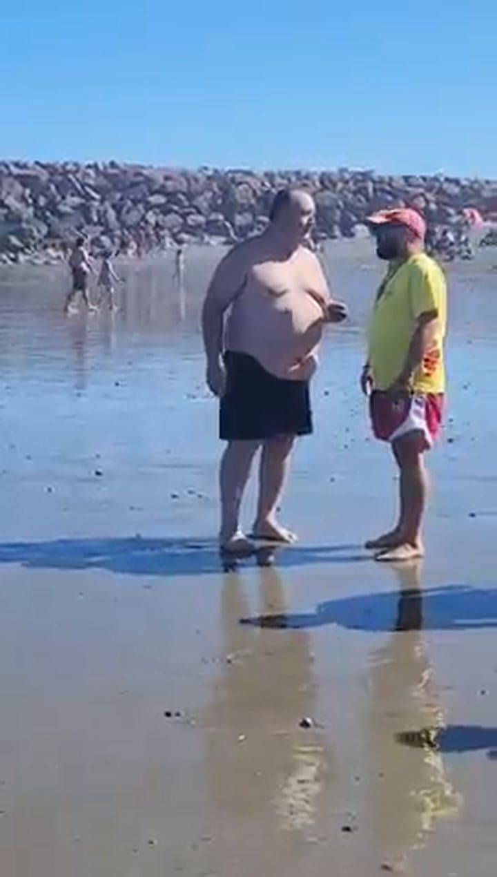Se quiso meter al mar en una zona prohibida: golpes e insultos entre un veraneante y varios guardavidas en una playa de Chubut