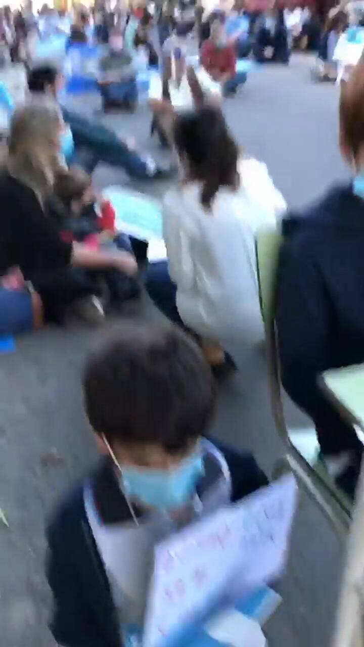 La comunidad educativa reclama con bancos en el exterior del Colegio Sagrada Familia de Bella Vista