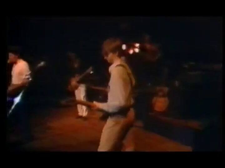 Canción dedicada a Sandy Allen por Split Enz: "Hello Sandy Allen"