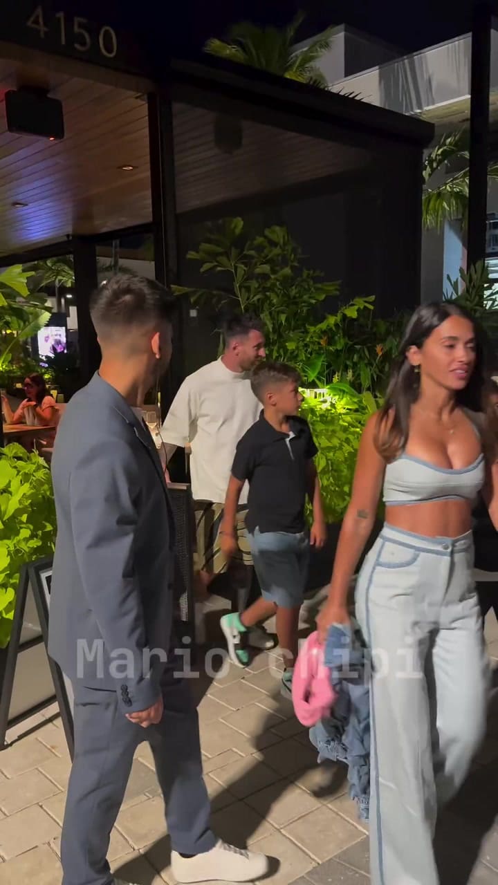 Los fans encontraron a Lionel Messi cuando salía del restaurante