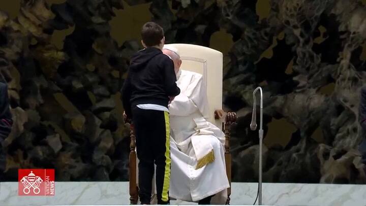 El momento en el que el niño le pide el solideo al Papa