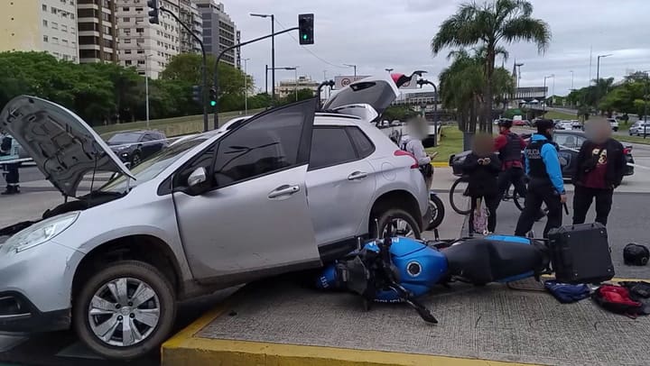 Tres chilenos detenidos tras chocar una moto policial en Constitución