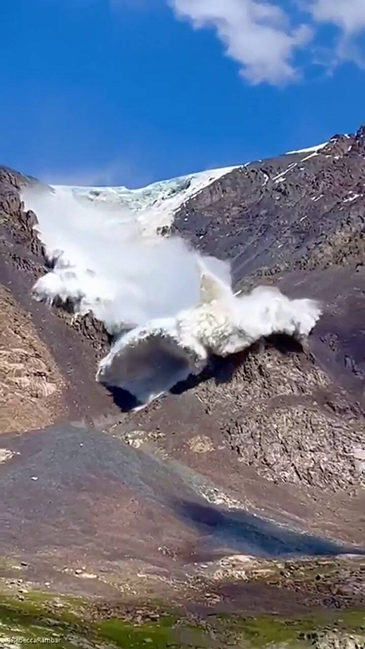 Un turista grabó los instantes previos a que lo cubriera una avalancha en Kirguistán