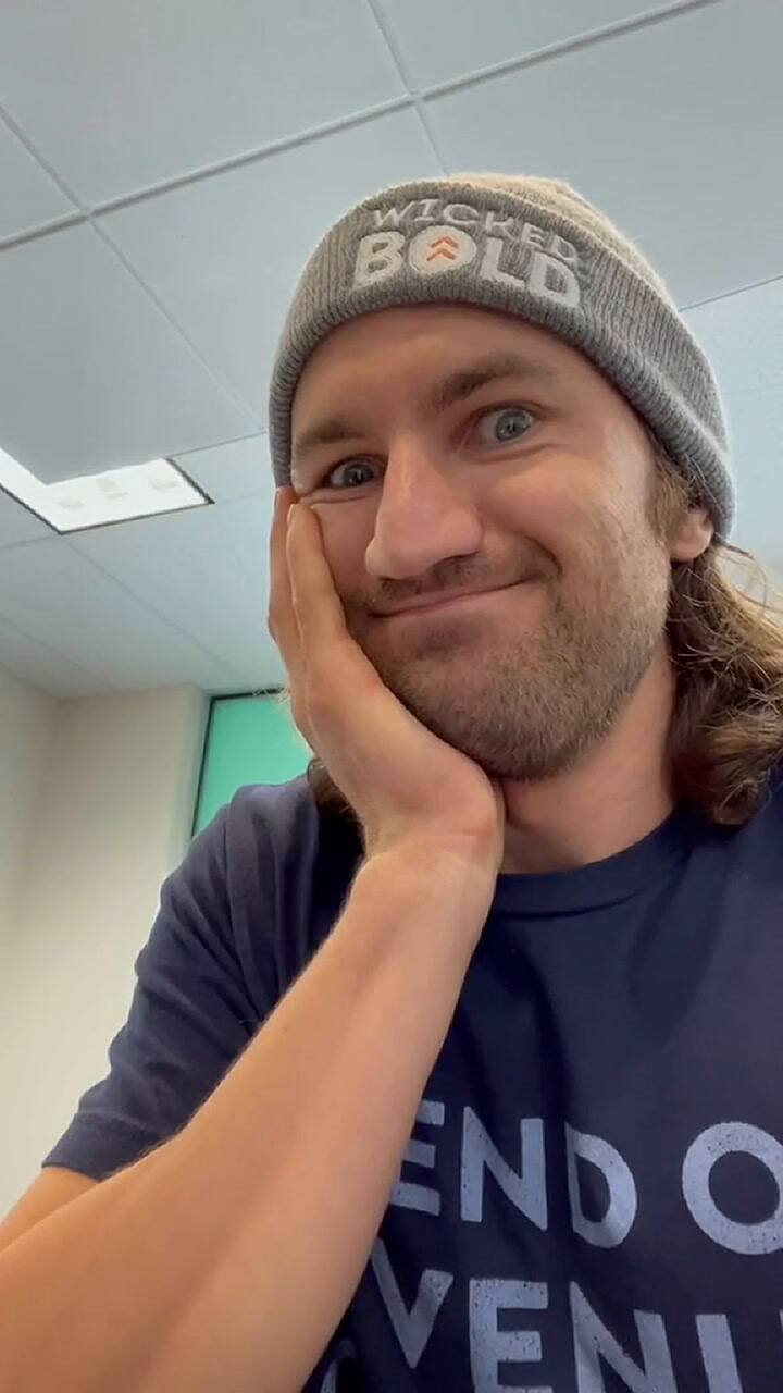 Mientras espera ser atendido, un cliente decide atender el teléfono del local y hacerse el chistoso