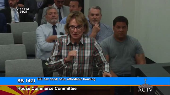 La ley de Arizona patrocinada por Wendy Rogers bloquearía a los migrantes el acceso a los bancos