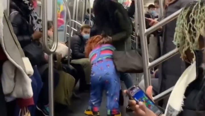 Un hombre disfrazado de Chcuky ataca a unamujer que no tiene barbijo en el subte de NY