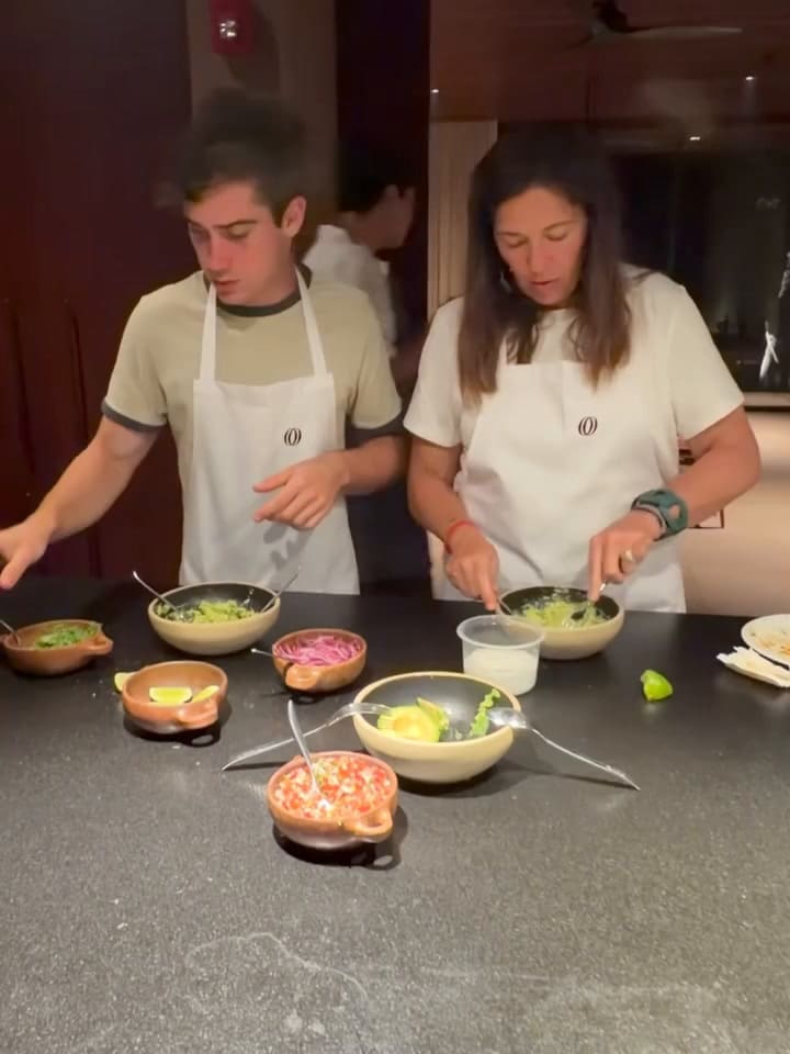 Colapinto preparando el guacamole para los tacos