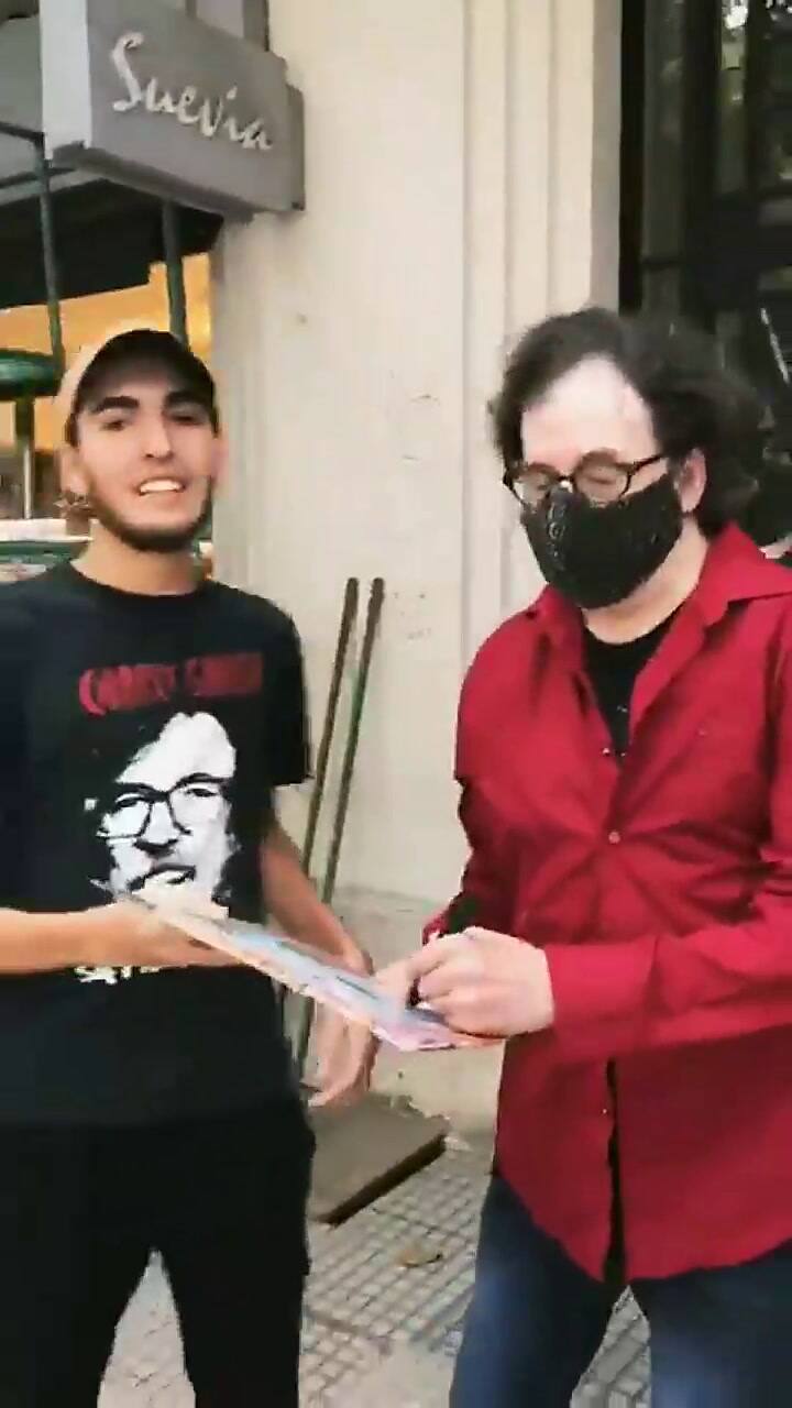 Redes: indignación por un fanático que se acercó a Charly García sin barbijo