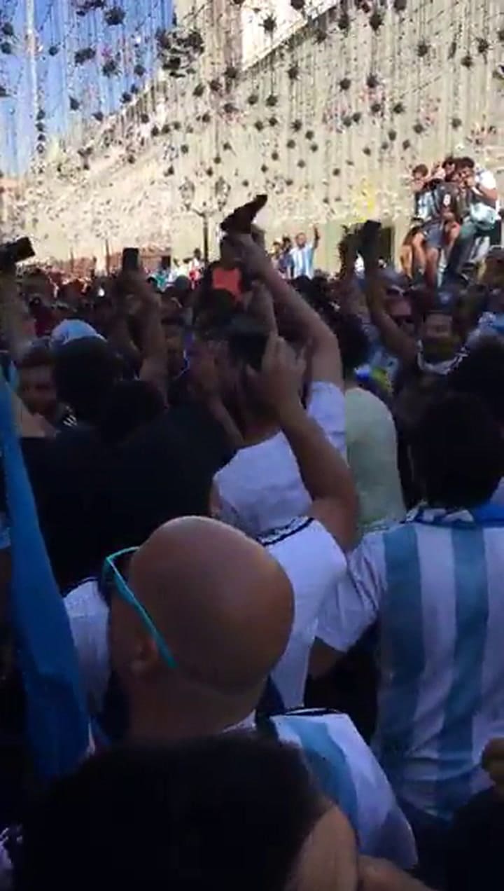 Banderazo argentino en Moscú: los hinchas cantan uno de los hits del Mundial - Crédito: S. Montagna