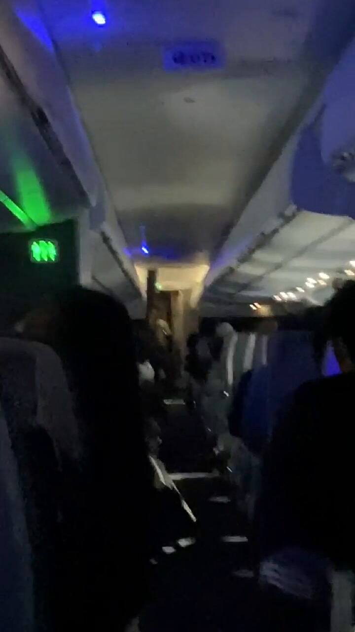 Auxiliar de vuelo, duro con los pasajeros: 'Qué vergüenza a los que hicieron de este viaje un infier