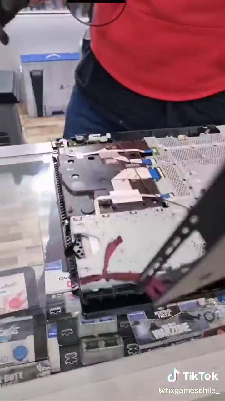 Llevó a reparar una consola y se encontraron con una invasión de cucarachas