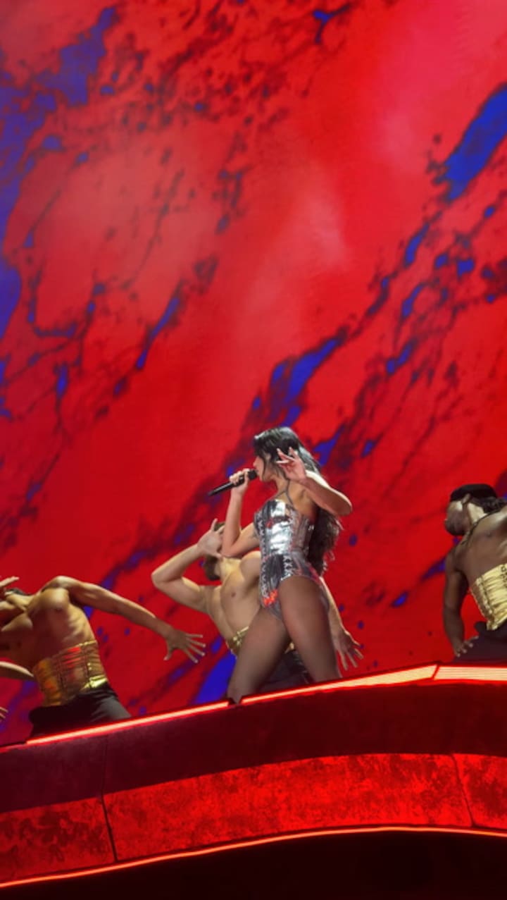 Dua Lipa abrió su show con “Training season”. Video: DF Entertainment