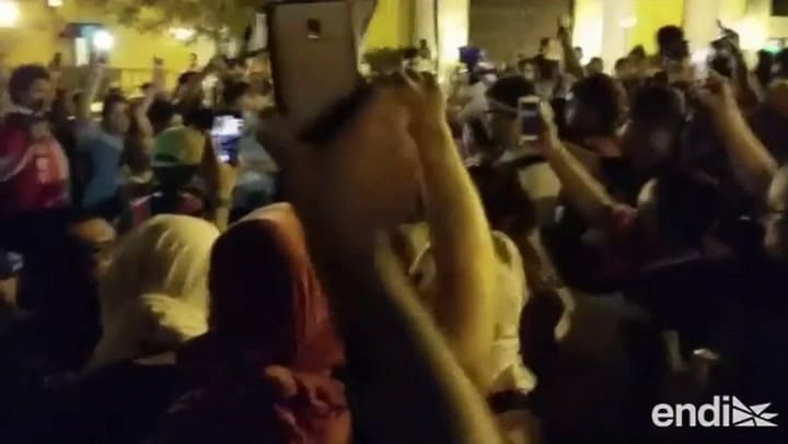 El festejo de los manifestantes puertorriqueños tras escuchar la renuncia de Roselló - Fuente: ENDI