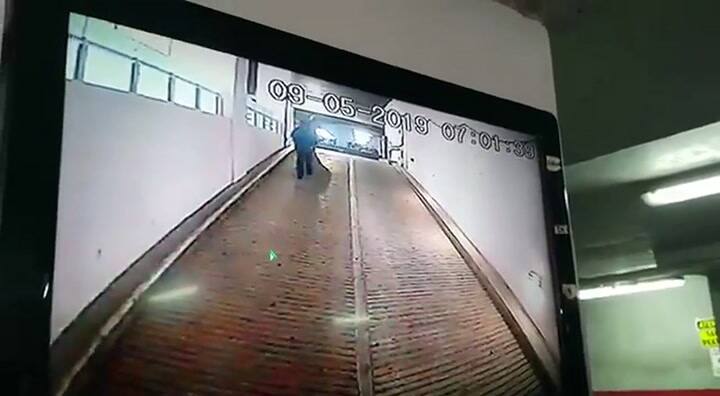 El momento en el que Juan Jesús Fernández sale del estacionamiento