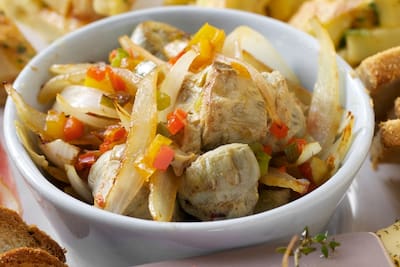 Mezclá los alcauciles con vegetales para sumarles sabor