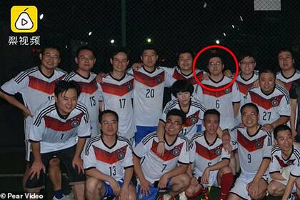 Hu Weifeng, en una fotografía junto a su equipo de fútbol que había formado con colegas antes de la pandemia.