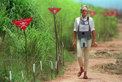 HUAMBO, ANGOLA - 15 DE ENERO: Diana, Princesa de Gales, visita un campo minado que está siendo limpiado por Charity Halo en Huambo, Angola, vistiendo una armadura protectora y una visera.
