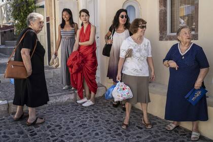 Huang, tercera desde la izquierda, durante una pausa de su sesión fotográfica