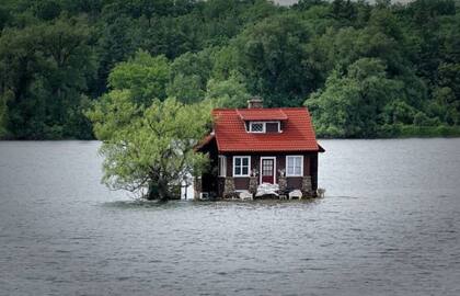 Hub island es considerada una isla porque cumple con todas las condiciones: flota durante todo el año y tiene al menos un árbol