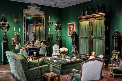 Su colección incluye 50 cuadros de grandes maestros antiguos y modernos, un centenar de esculturas, muebles franceses y europeos, además de numerosos objetos decorativos