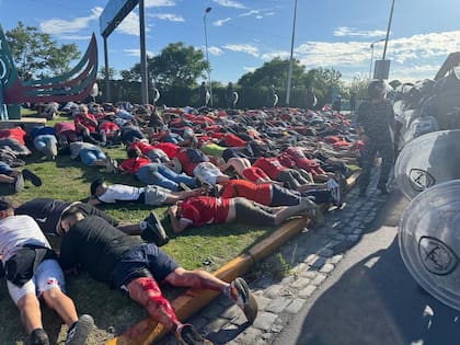 Hubo 120 efectivos de Infantería en el operativo, en el que cuatro hinchas resultaron heridos por balas de goma.