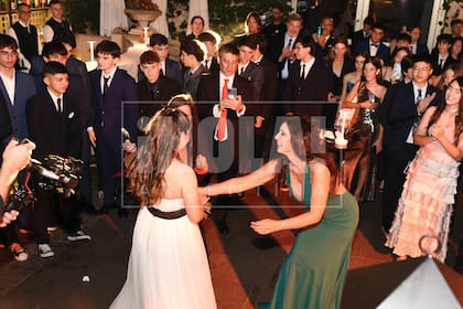 Hubo 64 chicos y 34 adultos, en la recepción se sirvieron hamburguesas y risotto y la música estuvo a cargo de Germán Rial Valenzuela (Valenzuela DJs).