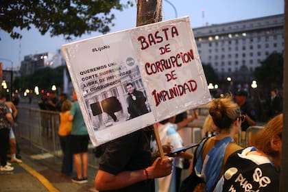 Hubo algunas personas que se acercaron con carteles en señal de protesta frente al Congreso