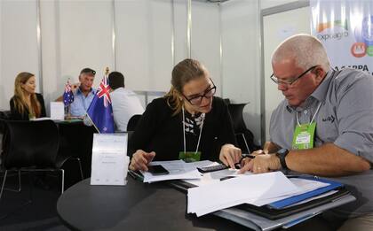 Ronda de negocios en la muestra