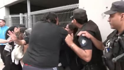 Hubo forcejeos entre los vecinos y la Policía