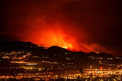 Hubo incendios especialmente graves en Europa, Estados Unidos y Canadá. Esta vista muestra las llamas en Tenerife, España 