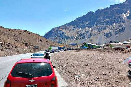 Hubo largas filas de autos en el cruce a Chile a través de Mendoza.