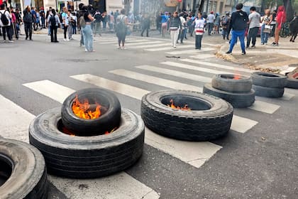Hubo neumáticos encendidos fuego en la capital bonaerense