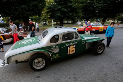 Hubo numerosos vecinos que se agolparon en la plaza frente al museo por la posibilidad de dar una vuelta en uno de los automóviles del ídolo local