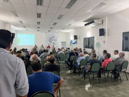 Hubo poco menos de un centenar de productores en la Asociación Rural de Salliqueló